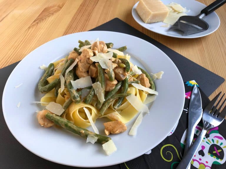 Široké nudle s kuřecím masem, fazolkami a smetanou