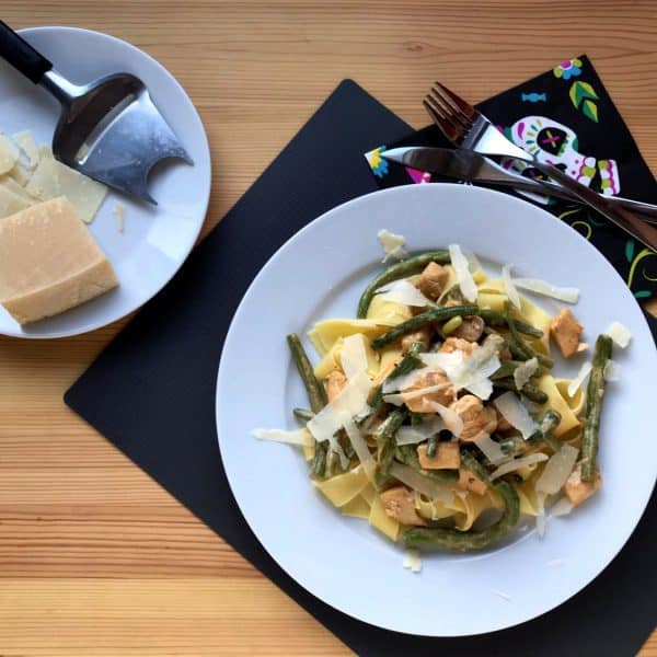 Široké nudle s kuřecím masem, fazolkami a smetanou