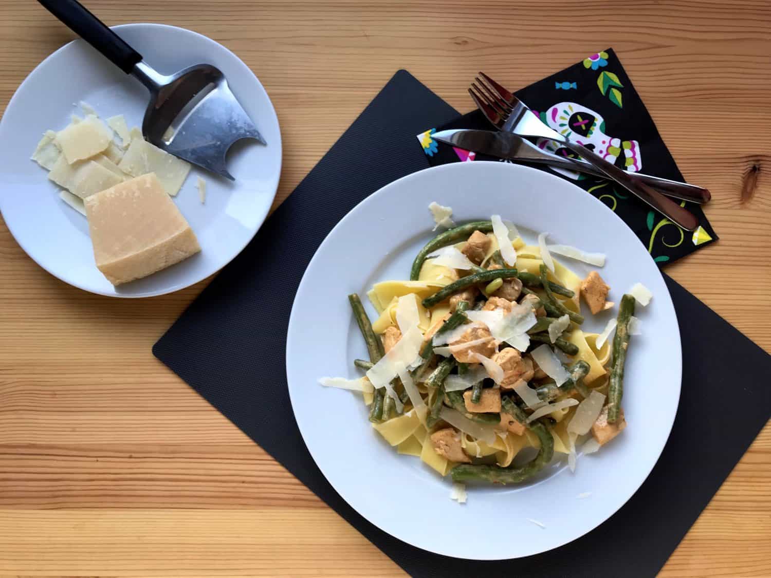 Široké nudle s kuřecím masem, fazolkami a smetanou