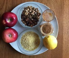 Bulbur s jablky, rozinkami a sušenými brusinkami