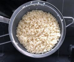 Bulbur s jablky, rozinkami a sušenými brusinkami