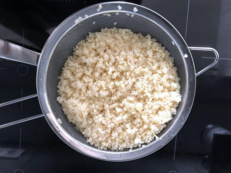 Bulbur s jablky, rozinkami a sušenými brusinkami