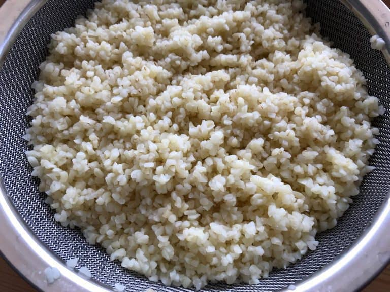 Bulbur s jablky, rozinkami a sušenými brusinkami