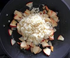 Bulbur s jablky, rozinkami a sušenými brusinkami