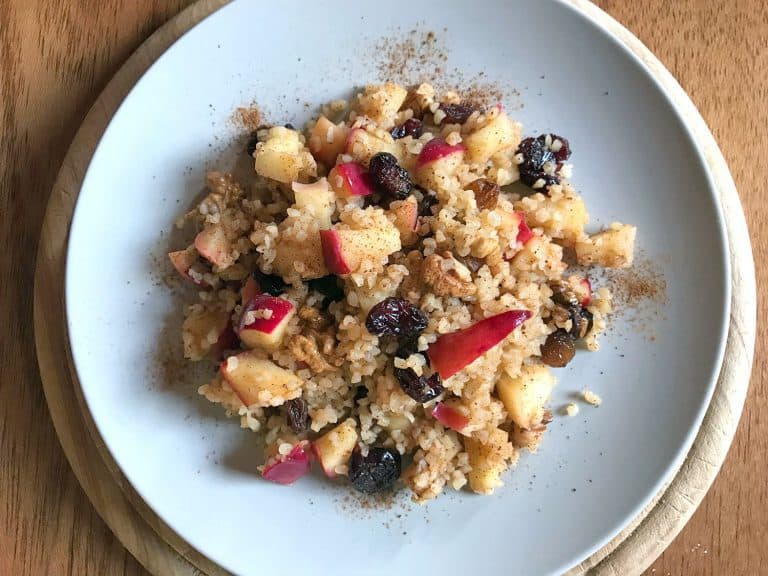 Bulbur s jablky, rozinkami a sušenými brusinkami