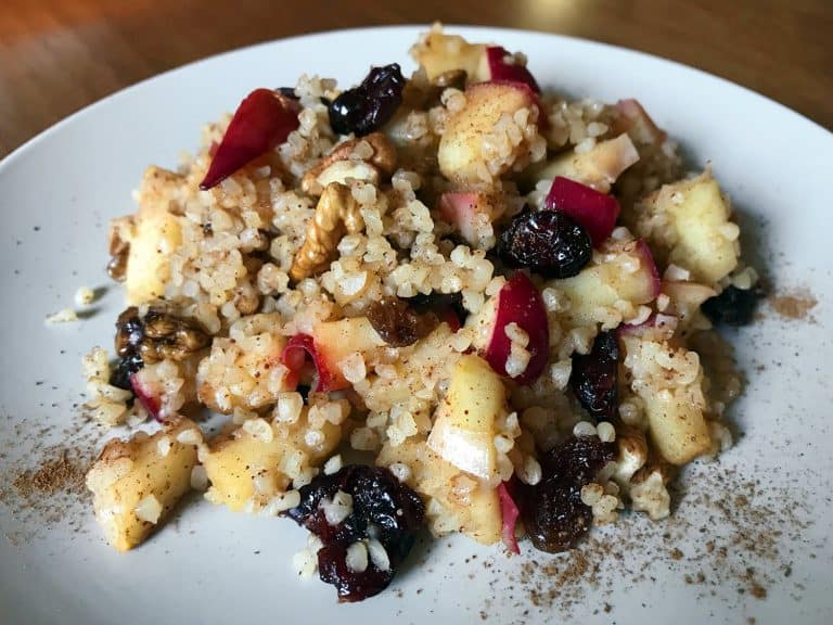 Bulbur s jablky, rozinkami a sušenými brusinkami