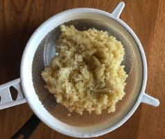 Bulgur s hruškami, fíky, rozinkami a medem