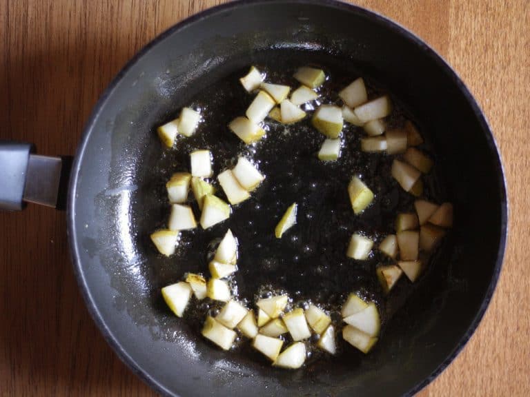 Bulgur s hruškami, fíky, rozinkami a medem