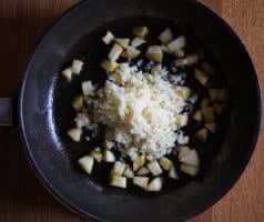 Bulgur s hruškami, fíky, rozinkami a medem