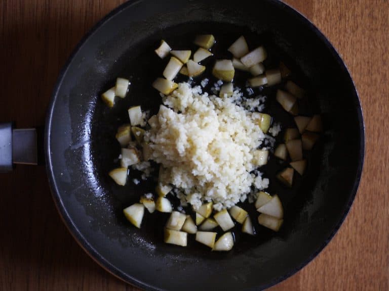 Bulgur s hruškami, fíky, rozinkami a medem