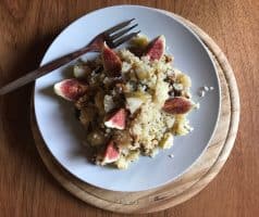 Bulgur s hruškami, fíky, rozinkami a medem