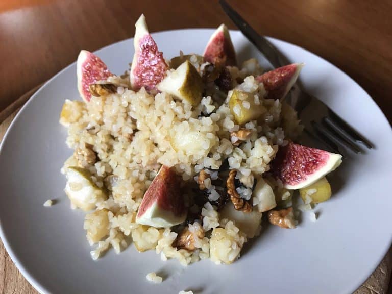 Bulgur s hruškami, fíky, rozinkami a medem