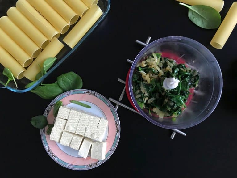 Cannelloni se špenátem, tofu a rajčatovou omáčkou