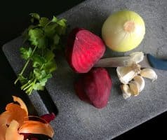 Polévka z červené řepy a dýně s opečenou cizrnou