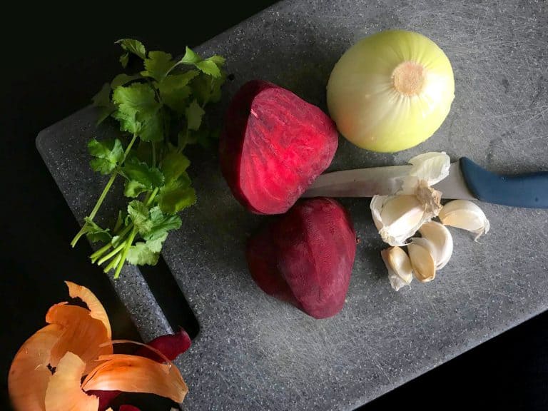 Polévka z červené řepy a dýně s opečenou cizrnou