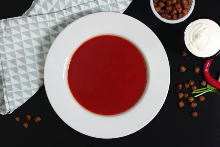 Polévka z červené řepy a dýně s opečenou cizrnou