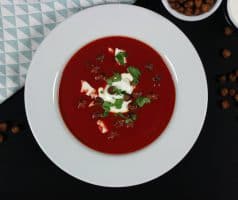 Polévka z červené řepy a dýně s opečenou cizrnou