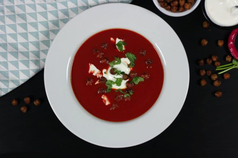 Polévka z červené řepy a dýně s opečenou cizrnou