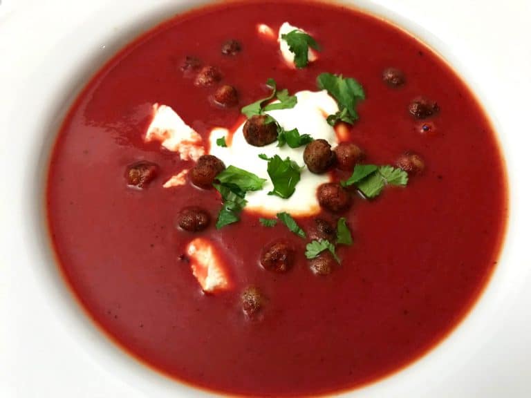 Polévka z červené řepy a dýně s opečenou cizrnou