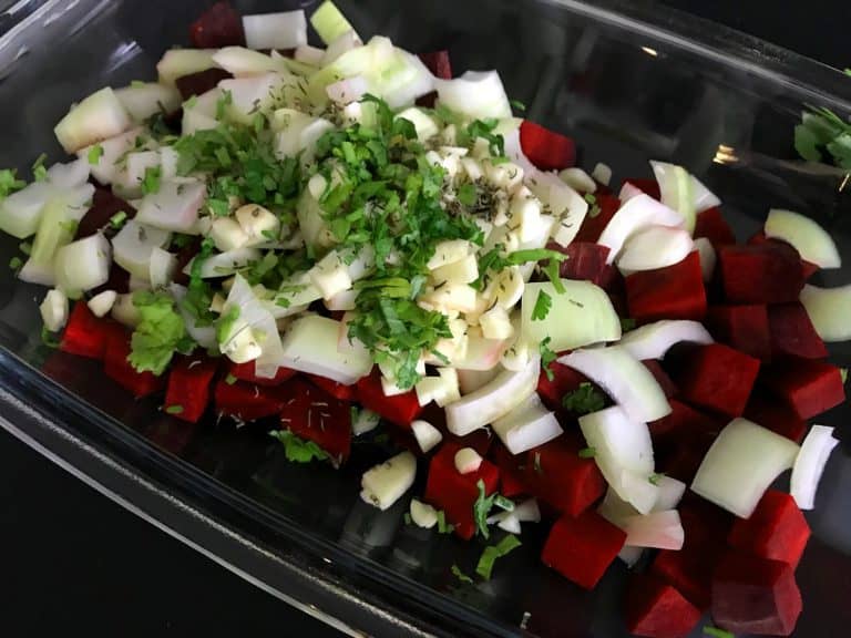 Polévka z červené řepy a dýně s opečenou cizrnou