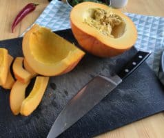 Polévka z červené řepy a dýně s opečenou cizrnou