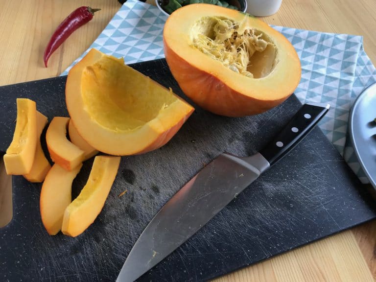 Polévka z červené řepy a dýně s opečenou cizrnou