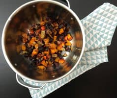 Polévka z červené řepy a dýně s opečenou cizrnou