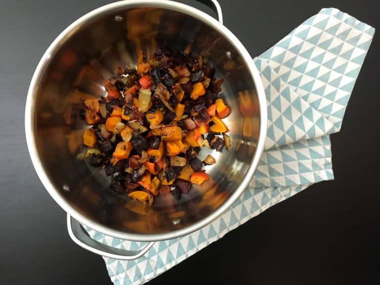 Polévka z červené řepy a dýně s opečenou cizrnou