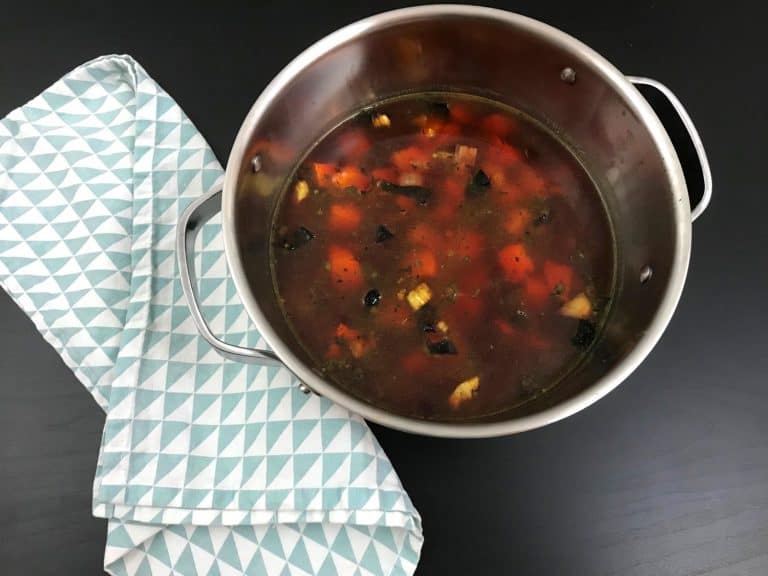 Polévka z červené řepy a dýně s opečenou cizrnou