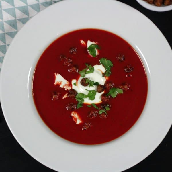 Polévka z červené řepy a dýně s opečenou cizrnou