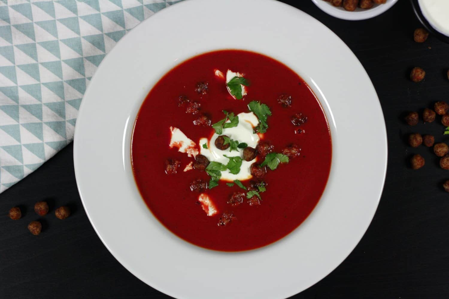 Polévka z červené řepy a dýně s opečenou cizrnou