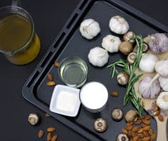 Polévka z pečeného česneku s houbami a rozmarýnem