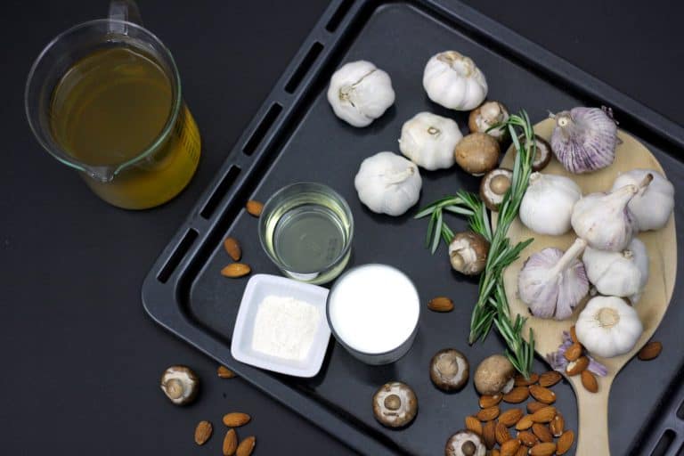 Polévka z pečeného česneku s houbami a rozmarýnem