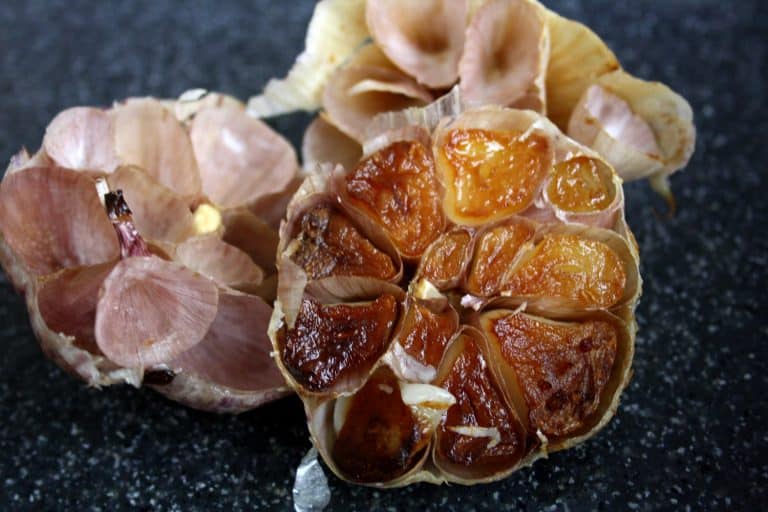 Polévka z pečeného česneku s houbami a rozmarýnem