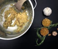 Polévka z pečeného česneku s houbami a rozmarýnem