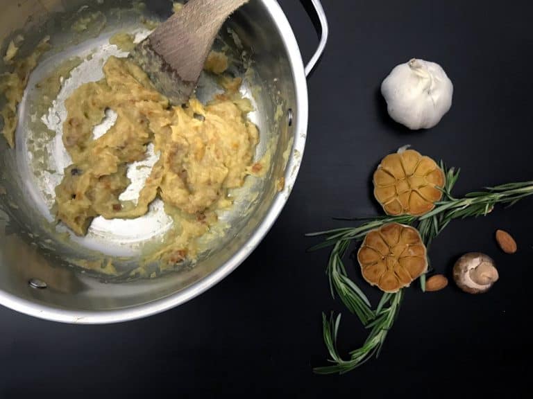 Polévka z pečeného česneku s houbami a rozmarýnem