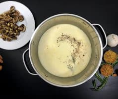 Polévka z pečeného česneku s houbami a rozmarýnem