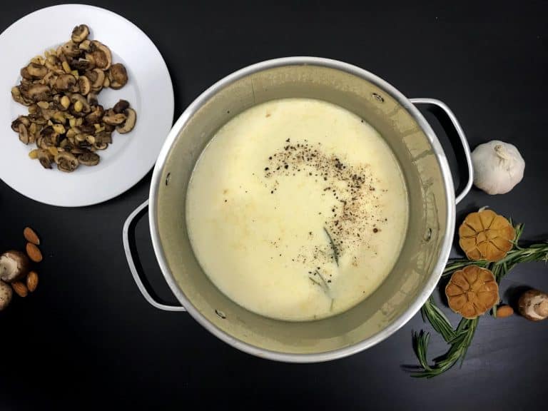 Polévka z pečeného česneku s houbami a rozmarýnem