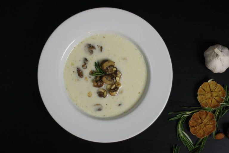 Polévka z pečeného česneku s houbami a rozmarýnem