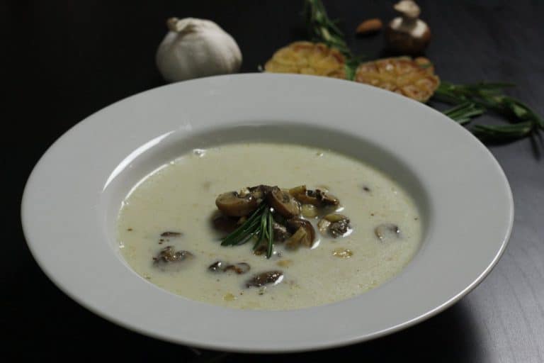 Polévka z pečeného česneku s houbami a rozmarýnem