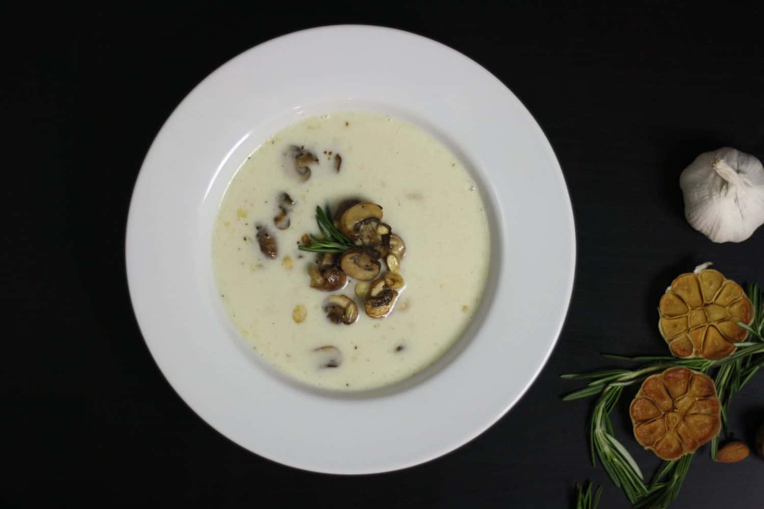 Polévka z pečeného česneku s houbami a rozmarýnem