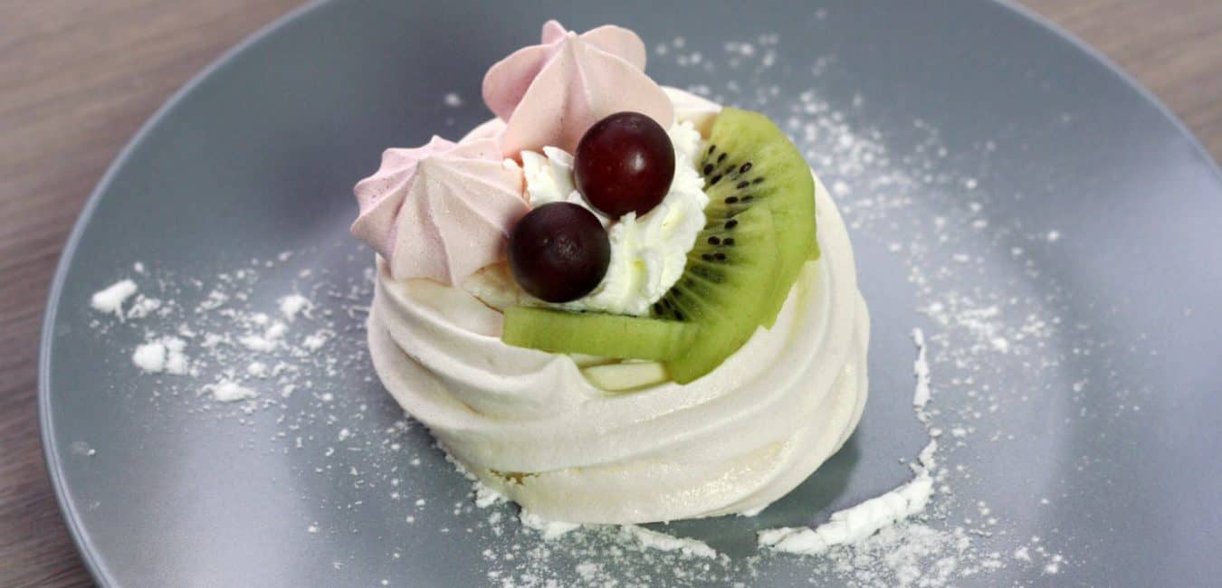 Mini dortíčky Pavlova se šlehačkou a ovocem