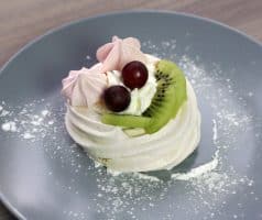 Mini dortíčky Pavlova se šlehačkou a ovocem