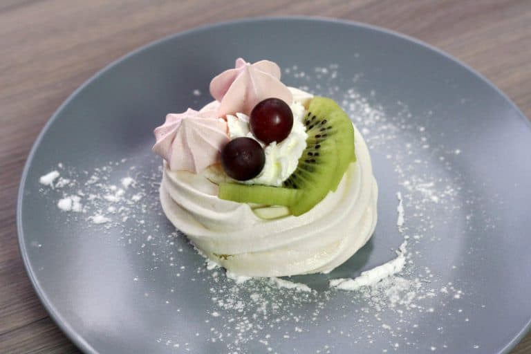 Mini dortíčky Pavlova se šlehačkou a ovocem