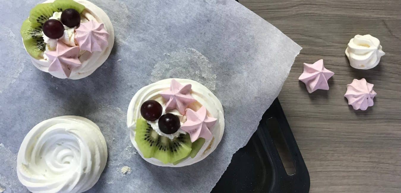Mini dortíčky Pavlova se šlehačkou a ovocem