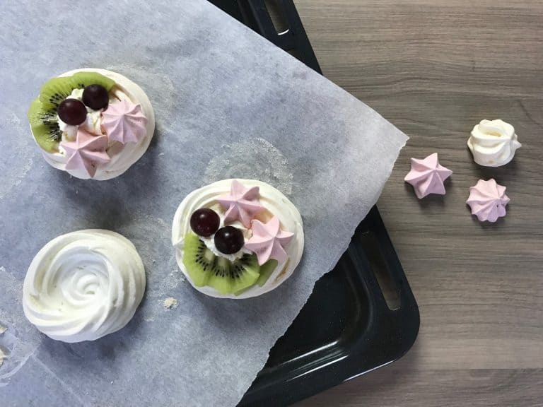 Mini dortíčky Pavlova se šlehačkou a ovocem