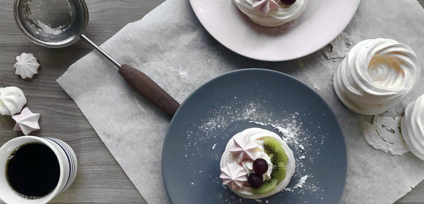 Mini dortíčky Pavlova se šlehačkou a ovocem