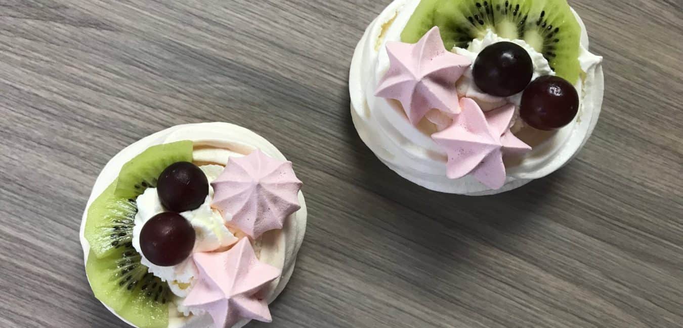 Mini dortíčky Pavlova se šlehačkou a ovocem