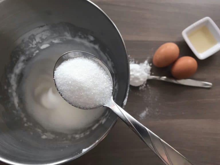 Mini dortíčky Pavlova se šlehačkou a ovocem