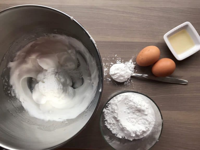 Mini dortíčky Pavlova se šlehačkou a ovocem